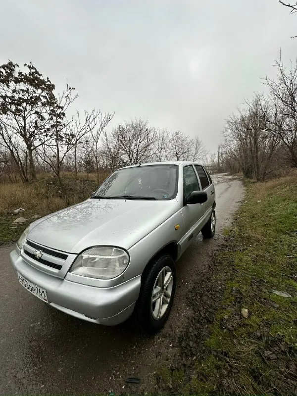 Продам chevrolet ниву 2007 г. в. в максимальной комплектации glc с кондиционером. родной пробег 97 тыс. км. мотор, коробка, раздатка работают в штатном режиме. по ходовой части на 5+. по кузову автомобиль в очень хорошем состоянии, без рыжиков и т. д. в ходу авто очень приятный, без вибраций, гула и прочего. осмотр г. макеевка цена 450 т. р. торг +79498433727 📞 звоните: +7(949)8433727 - фотография - 2