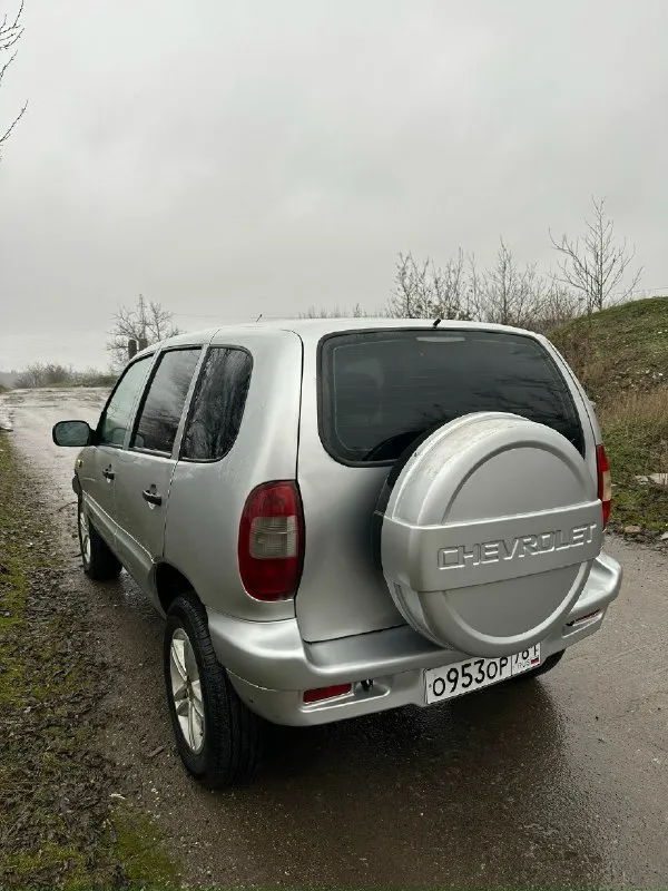 Продам chevrolet ниву 2007 г. в. в максимальной комплектации glc с кондиционером. родной пробег 97 тыс. км. мотор, коробка, раздатка работают в штатном режиме. по ходовой части на 5+. по кузову автомобиль в очень хорошем состоянии, без рыжиков и т. д. в ходу авто очень приятный, без вибраций, гула и прочего. осмотр г. макеевка цена 450 т. р. торг +79498433727 📞 звоните: +7(949)8433727 - фотография - 4