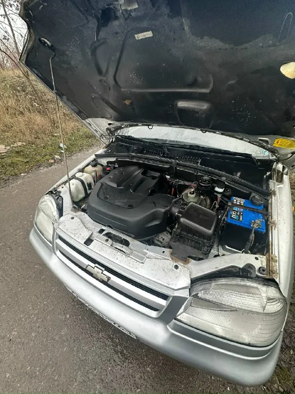 Продам chevrolet ниву 2007 г. в. в максимальной комплектации glc с кондиционером. родной пробег 97 тыс. км. мотор, коробка, раздатка работают в штатном режиме. по ходовой части на 5+. по кузову автомобиль в очень хорошем состоянии, без рыжиков и т. д. в ходу авто очень приятный, без вибраций, гула и прочего. осмотр г. макеевка цена 450 т. р. торг +79498433727 📞 звоните: +7(949)8433727 - фотография - 5