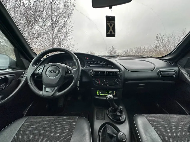 Продам chevrolet ниву 2007 г. в. в максимальной комплектации glc с кондиционером. родной пробег 97 тыс. км. мотор, коробка, раздатка работают в штатном режиме. по ходовой части на 5+. по кузову автомобиль в очень хорошем состоянии, без рыжиков и т. д. в ходу авто очень приятный, без вибраций, гула и прочего. осмотр г. макеевка цена 450 т. р. торг +79498433727 📞 звоните: +7(949)8433727 - фотография - 6