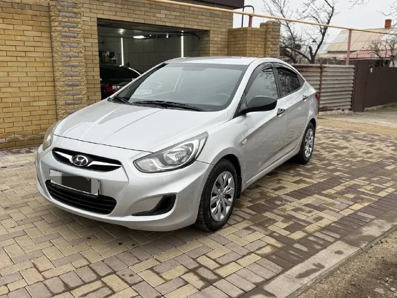 Автомобиль хюндай солярис 2013 г. в.1.6.ат в хорошем и достойном состоянии. автомобиль весь целый. работает что двигатель и коробка как часики. на зимней резине. есть авс. гур. электросьеклоподьемники. кондиционер. подогрев зеркал и заднего стекла. автомобиль прошел полное то. заказуйте любое сто. работает каждая кнопочка. макеевка. тел.79493039475.цена 870000т. р.возможен обмен. второй комплект лето на железных дисках - фотография - 2