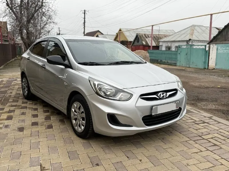 Автомобиль хюндай солярис 2013 г. в.1.6.ат в хорошем и достойном состоянии. автомобиль весь целый. работает что двигатель и коробка как часики. на зимней резине. есть авс. гур. электросьеклоподьемники. кондиционер. подогрев зеркал и заднего стекла. автомобиль прошел полное то. заказуйте любое сто. работает каждая кнопочка. макеевка. тел.79493039475.цена 870000т. р.возможен обмен. второй комплект лето на железных дисках - фотография - 3