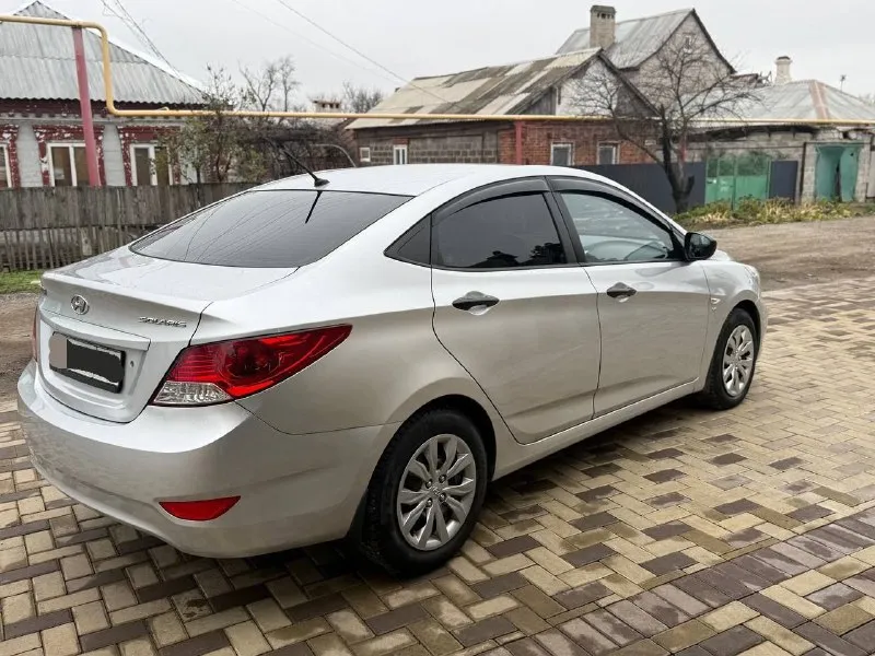 Автомобиль хюндай солярис 2013 г. в.1.6.ат в хорошем и достойном состоянии. автомобиль весь целый. работает что двигатель и коробка как часики. на зимней резине. есть авс. гур. электросьеклоподьемники. кондиционер. подогрев зеркал и заднего стекла. автомобиль прошел полное то. заказуйте любое сто. работает каждая кнопочка. макеевка. тел.79493039475.цена 870000т. р.возможен обмен. второй комплект лето на железных дисках - фотография - 4