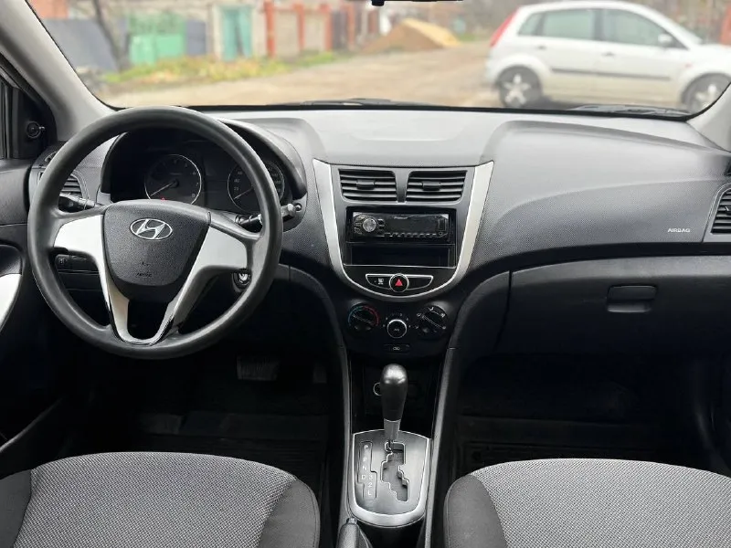 Автомобиль хюндай солярис 2013 г. в.1.6.ат в хорошем и достойном состоянии. автомобиль весь целый. работает что двигатель и коробка как часики. на зимней резине. есть авс. гур. электросьеклоподьемники. кондиционер. подогрев зеркал и заднего стекла. автомобиль прошел полное то. заказуйте любое сто. работает каждая кнопочка. макеевка. тел.79493039475.цена 870000т. р.возможен обмен. второй комплект лето на железных дисках - фотография - 6