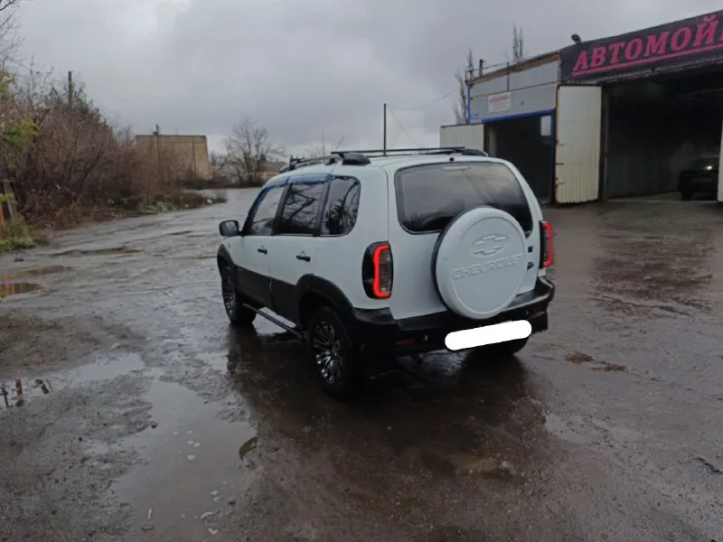 Chevrolet нива 2003 г. в. ‎не гнилая, недавно окрашивалась, обрабатывалась. led оптика, карданы шруз... - фотография
