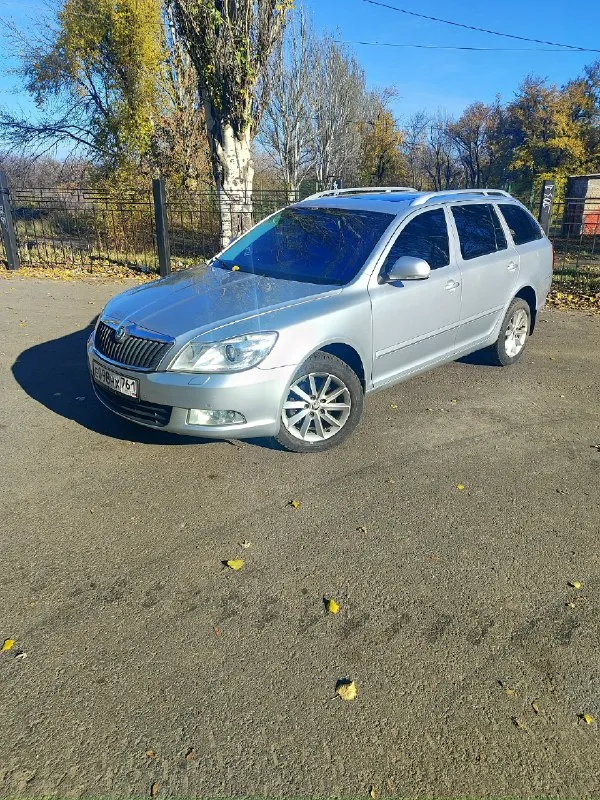 Продам skoda актавия цена 900 000 рублей 2.0 турбо дизель, 2011 год, автомат комплектация елеганс пробег 270 000 круиз, климат 2 зоный, крыша с люком, парктроник передний задний, датчик света\датчик дождя, подогрев сидений\ зеркал, комбинированный салон ( кожа, ткань) резина новая зима, ходавка поменяла, масло двигатель коробка поменяно. ясиноватая, связь +79493101596 📞 звоните: +7(949)3101596 - фотография - 2