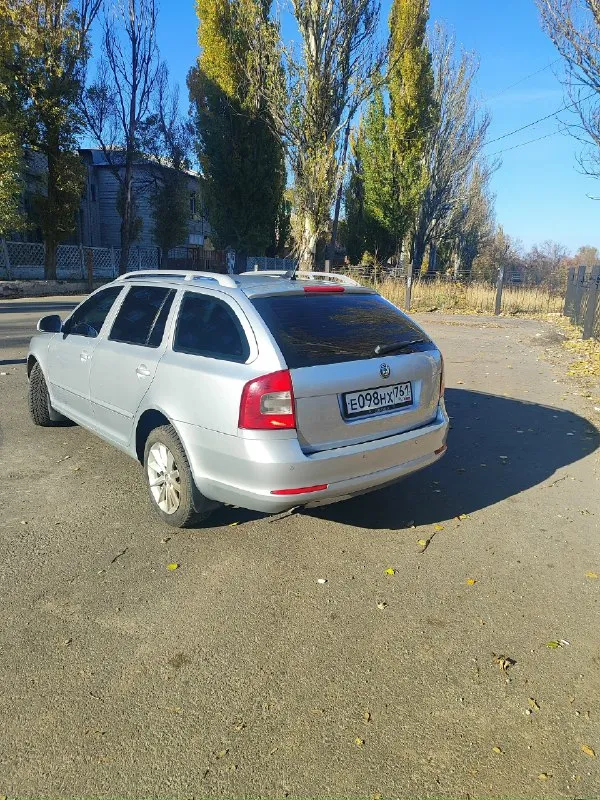 Продам skoda актавия цена 900 000 рублей 2.0 турбо дизель, 2011 год, автомат комплектация елеганс пробег 270 000 круиз, климат 2 зоный, крыша с люком, парктроник передний задний, датчик света\датчик дождя, подогрев сидений\ зеркал, комбинированный салон ( кожа, ткань) резина новая зима, ходавка поменяла, масло двигатель коробка поменяно. ясиноватая, связь +79493101596 📞 звоните: +7(949)3101596 - фотография - 3