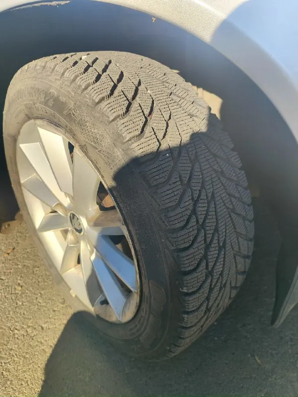 Продам skoda актавия цена 900 000 рублей 2.0 турбо дизель, 2011 год, автомат комплектация елеганс пробег 270 000 круиз, климат 2 зоный, крыша с люком, парктроник передний задний, датчик света\датчик дождя, подогрев сидений\ зеркал, комбинированный салон ( кожа, ткань) резина новая зима, ходавка поменяла, масло двигатель коробка поменяно. ясиноватая, связь +79493101596 📞 звоните: +7(949)3101596 - фотография - 5