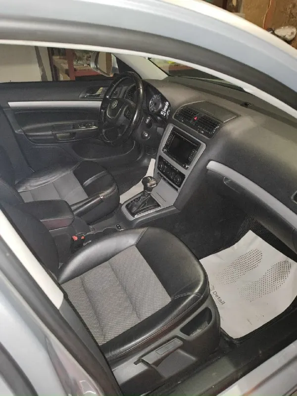 Продам skoda актавия цена 900 000 рублей 2.0 турбо дизель, 2011 год, автомат комплектация елеганс пробег 270 000 круиз, климат 2 зоный, крыша с люком, парктроник передний задний, датчик света\датчик дождя, подогрев сидений\ зеркал, комбинированный салон ( кожа, ткань) резина новая зима, ходавка поменяла, масло двигатель коробка поменяно. ясиноватая, связь +79493101596 📞 звоните: +7(949)3101596 - фотография - 7