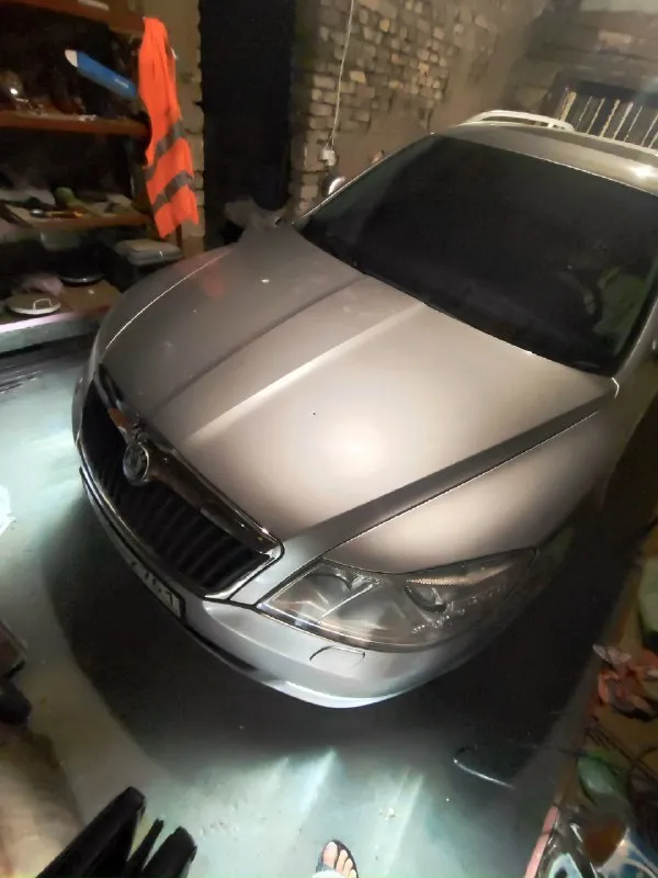 Продам skoda актавия цена 900 000 рублей 2.0 турбо дизель, 2011 год, автомат комплектация елеганс пробег 270 000 круиз, климат 2 зоный, крыша с люком, парктроник передний задний, датчик света\датчик дождя, подогрев сидений\ зеркал, комбинированный салон ( кожа, ткань) резина новая зима, ходавка поменяла, масло двигатель коробка поменяно. ясиноватая, связь +79493101596 📞 звоните: +7(949)3101596 - фотография - 8