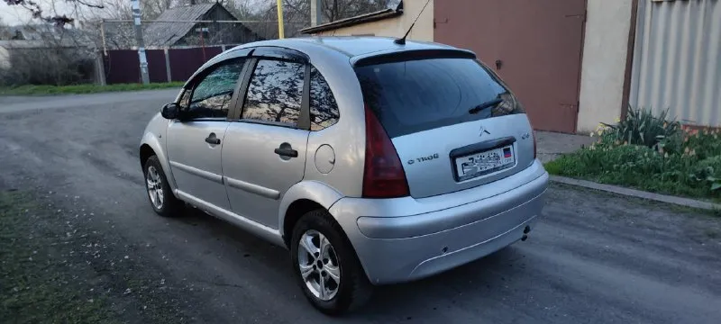 Citroen c3 2002г. в 🔥🔥🔥цена 1⃣3⃣0⃣т. р🔥🔥🔥 мкпп не гнилой на ходу есть моменты требующие внимания г. донецк +79493678218 📲 tg: даниил 📞 звоните: +7(949)3678218 - фотография - 4