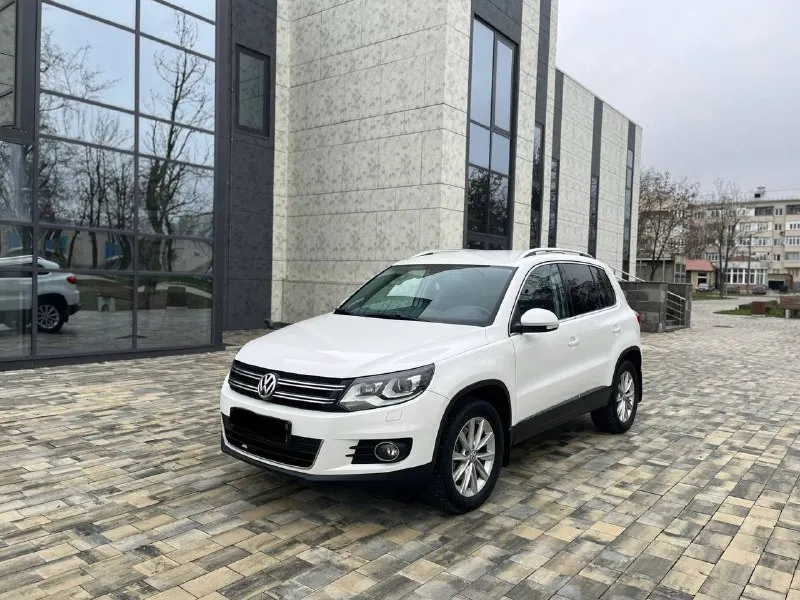 Volkswagen tiguan 2013 год рестайлинг 2.0 170лс автомат айсин!пробег 184000 тысяч пробег родной 1000% процентов, состояние авто идеальное!комплектация sportline без дтп весь кузов в родной краски! окрашивался только передний бампер всё остальное заводское состояние салона близко к новому ездили очень аккуратно и бережно в салоне никто никогда не курил установлена дорогая android магнитола сигнализация с автозапуском starline приложение в телефоне! свет би лед автомобиль полностью обслужен и не требует никаких вложений осмотр город мариуполь цена 1435000 тыс рублей по всем вопросам звоните +79497195733 - фотография - 2