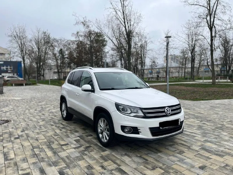 Volkswagen tiguan 2013 год рестайлинг 2.0 170лс автомат айсин!пробег 184000 тысяч пробег родной 1000% процентов, состояние авто идеальное!комплектация sportline без дтп весь кузов в родной краски! окрашивался только передний бампер всё остальное заводское состояние салона близко к новому ездили очень аккуратно и бережно в салоне никто никогда не курил установлена дорогая android магнитола сигнализация с автозапуском starline приложение в телефоне! свет би лед автомобиль полностью обслужен и не требует никаких вложений осмотр город мариуполь цена 1435000 тыс рублей по всем вопросам звоните +79497195733 - фотография - 3