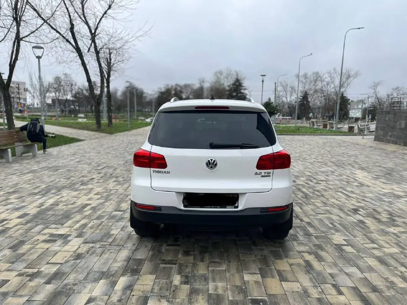 Volkswagen tiguan 2013 год рестайлинг 2.0 170лс автомат айсин!пробег 184000 тысяч пробег родной 1000% процентов, состояние авто идеальное!комплектация sportline без дтп весь кузов в родной краски! окрашивался только передний бампер всё остальное заводское состояние салона близко к новому ездили очень аккуратно и бережно в салоне никто никогда не курил установлена дорогая android магнитола сигнализация с автозапуском starline приложение в телефоне! свет би лед автомобиль полностью обслужен и не требует никаких вложений осмотр город мариуполь цена 1435000 тыс рублей по всем вопросам звоните +79497195733 - фотография - 5