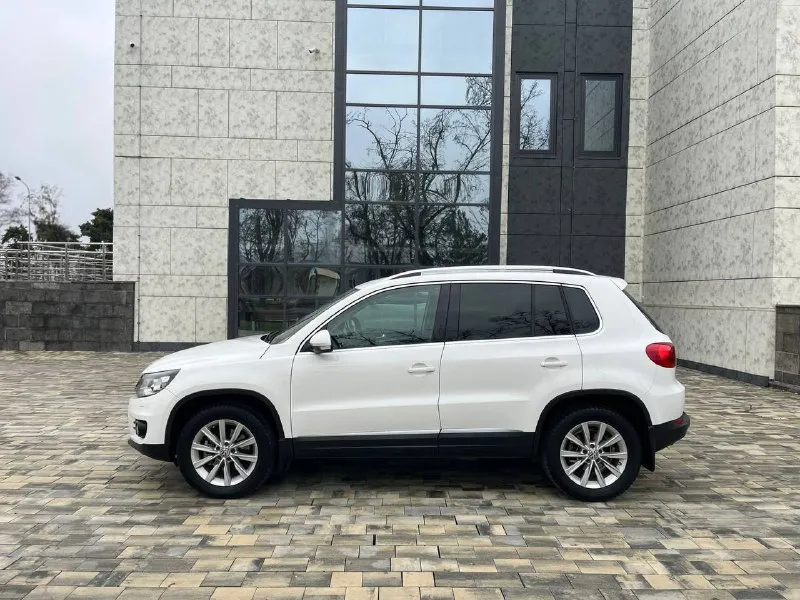 Volkswagen tiguan 2013 год рестайлинг 2.0 170лс автомат айсин!пробег 184000 тысяч пробег родной 1000% процентов, состояние авто идеальное!комплектация sportline без дтп весь кузов в родной краски! окрашивался только передний бампер всё остальное заводское состояние салона близко к новому ездили очень аккуратно и бережно в салоне никто никогда не курил установлена дорогая android магнитола сигнализация с автозапуском starline приложение в телефоне! свет би лед автомобиль полностью обслужен и не требует никаких вложений осмотр город мариуполь цена 1435000 тыс рублей по всем вопросам звоните +79497195733 - фотография - 6