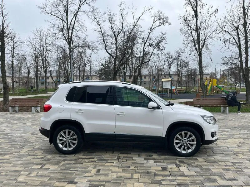 Volkswagen tiguan 2013 год рестайлинг 2.0 170лс автомат айсин!пробег 184000 тысяч пробег родной 1000% процентов, состояние авто идеальное!комплектация sportline без дтп весь кузов в родной краски! окрашивался только передний бампер всё остальное заводское состояние салона близко к новому ездили очень аккуратно и бережно в салоне никто никогда не курил установлена дорогая android магнитола сигнализация с автозапуском starline приложение в телефоне! свет би лед автомобиль полностью обслужен и не требует никаких вложений осмотр город мариуполь цена 1435000 тыс рублей по всем вопросам звоните +79497195733 - фотография - 8