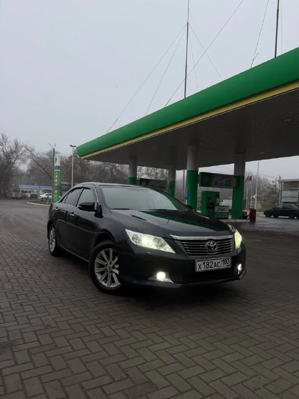 Camry 50 2013 год мотор 2.5, установлен и вписан гбо евро4 коробка автомат работает отлично машина в очень жирной комплектации: кожаный салон, подогревы, раздельный климат-контроль, датчики света, дождя, мультруль, круиз контроль, парктроники 360(вкруг), кнопка старт стоп, полная электрорегулировка сидений и многое другое 2 комплекта резины 2ключа 🔑 технически машина в хорошем состоянии, сел и поехал цена 1,490 🍋 звоните +79494010811 - фотография - 4