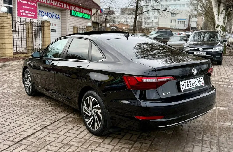 Volkswagen jetta 7 sel год выпуска 2021, 07 месяц 1.4турбо 🚀 бензин ⛽️ лошадиных сил 💪 151 коробка автомат 8-ступенчатый (айсин) привод передний пробег: 89.000 кузов в керамике на стеклах анти дождь 😎 комплектация: sel 🔥🔥🔥 лэд приборная панель подогрев руля, панорама мультимедиа система с жк -экраном акустическая система (fender) подогрев передних и задних сидений, камера заднего вида, электра ручник датчик давления в шинах, центральный замок, запуск двигателя с кнопки также подогрев заднего стекла и зеркал датчики слепых зон, бесключевой доступ кнопка старт/стоп, мульти руль электра привод сидений и зеркал 4 электра стеклоподъемника удержания в полосе, дистроник система выбора режима движения двух зонный климат контроль круиз контроль, мульти руль датчик дождя, датчик света запуск двигателя с пульта новая зимняя резина r 17 заводские диски юридически чистый автомобиль полностью обслуженный готов к любым проверкам цена :2.100 📞 звоните: +7(949)3926628 - фотография - 4