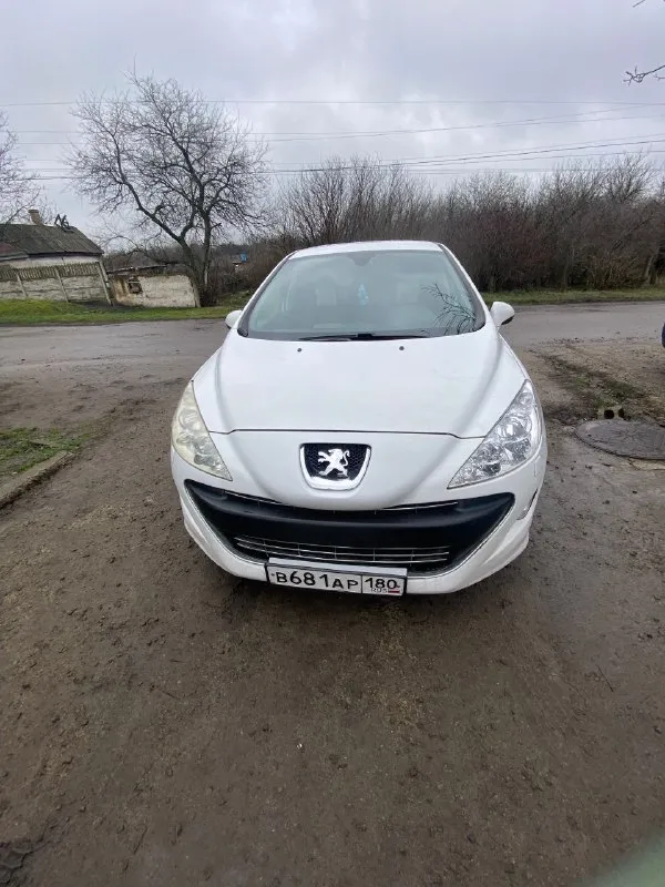 Продам пежо 308 двигатель 1,6 коробка мкпп 5 ступка в идеальном состоянии, новое сцепление 2011 года выпуска за всё время два владельца, родной пробег 213000 в технической части все отлично не чего делать не нужно, по кузову красить варить не чего не нужно, продажа от собственника с полным оформлением документов, стоит новая зимняя резина в комплекте летняя резина, цена авто 600 тысяч торг при виде денег, возле капота! +79496009274 +79493958589 - фотография - 2