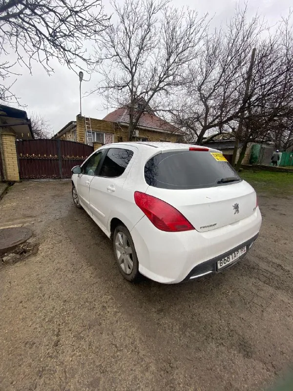 Продам пежо 308 двигатель 1,6 коробка мкпп 5 ступка в идеальном состоянии, новое сцепление 2011 года выпуска за всё время два владельца, родной пробег 213000 в технической части все отлично не чего делать не нужно, по кузову красить варить не чего не нужно, продажа от собственника с полным оформлением документов, стоит новая зимняя резина в комплекте летняя резина, цена авто 600 тысяч торг при виде денег, возле капота! +79496009274 +79493958589 - фотография - 3