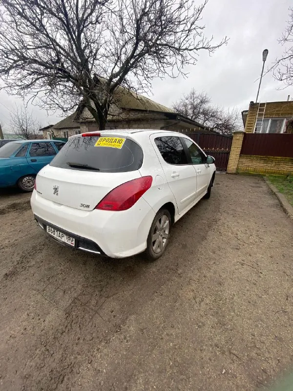 Продам пежо 308 двигатель 1,6 коробка мкпп 5 ступка в идеальном состоянии, новое сцепление 2011 года выпуска за всё время два владельца, родной пробег 213000 в технической части все отлично не чего делать не нужно, по кузову красить варить не чего не нужно, продажа от собственника с полным оформлением документов, стоит новая зимняя резина в комплекте летняя резина, цена авто 600 тысяч торг при виде денег, возле капота! +79496009274 +79493958589 - фотография - 5