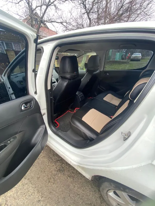 Продам пежо 308 двигатель 1,6 коробка мкпп 5 ступка в идеальном состоянии, новое сцепление 2011 года выпуска за всё время два владельца, родной пробег 213000 в технической части все отлично не чего делать не нужно, по кузову красить варить не чего не нужно, продажа от собственника с полным оформлением документов, стоит новая зимняя резина в комплекте летняя резина, цена авто 600 тысяч торг при виде денег, возле капота! +79496009274 +79493958589 - фотография - 6