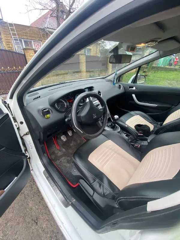 Продам пежо 308 двигатель 1,6 коробка мкпп 5 ступка в идеальном состоянии, новое сцепление 2011 года выпуска за всё время два владельца, родной пробег 213000 в технической части все отлично не чего делать не нужно, по кузову красить варить не чего не нужно, продажа от собственника с полным оформлением документов, стоит новая зимняя резина в комплекте летняя резина, цена авто 600 тысяч торг при виде денег, возле капота! +79496009274 +79493958589 - фотография - 7