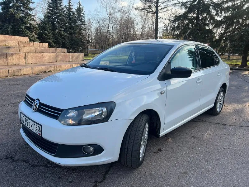 Продам volkswagen polo (фольксваген поло) 2014 г. в. 1.6 мт 187 тыс. пробег. автомобиль полностью обслужен вложений не требует, доедет хоть до луны) двигатель масло не ест и не дымит не троит, цепь не тарахтит, работает отлично! коробка все передачи включаются плавно. кузов оцинкован в отличном состоянии. гур, abs, airbag, климат контроль греет холодит, передние, задние стеклоподъемники, подогрев сидений, обогрев заднего стекла электрорегулировка зеркал с подогревом. резина хорошая зимняя стоит, летняя в подарок. для переоформления поеду с вами в мрео. остальные вопросы по телефону. цена 790 тысяч рублей торг реальному покупателю. г. горловка +79495625234 мобильный, telegram, whatsapp. звонить можно в любое время. - фотография - 2
