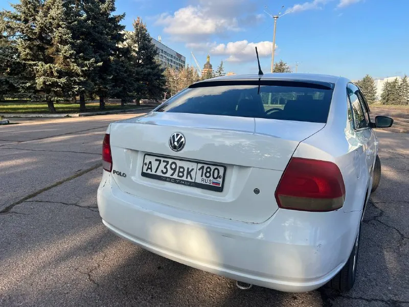 Продам volkswagen polo (фольксваген поло) 2014 г. в. 1.6 мт 187 тыс. пробег. автомобиль полностью обслужен вложений не требует, доедет хоть до луны) двигатель масло не ест и не дымит не троит, цепь не тарахтит, работает отлично! коробка все передачи включаются плавно. кузов оцинкован в отличном состоянии. гур, abs, airbag, климат контроль греет холодит, передние, задние стеклоподъемники, подогрев сидений, обогрев заднего стекла электрорегулировка зеркал с подогревом. резина хорошая зимняя стоит, летняя в подарок. для переоформления поеду с вами в мрео. остальные вопросы по телефону. цена 790 тысяч рублей торг реальному покупателю. г. горловка +79495625234 мобильный, telegram, whatsapp. звонить можно в любое время. - фотография - 3