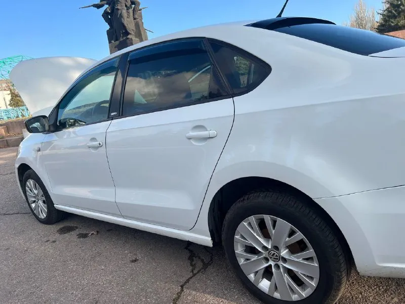 Продам volkswagen polo (фольксваген поло) 2014 г. в. 1.6 мт 187 тыс. пробег. автомобиль полностью обслужен вложений не требует, доедет хоть до луны) двигатель масло не ест и не дымит не троит, цепь не тарахтит, работает отлично! коробка все передачи включаются плавно. кузов оцинкован в отличном состоянии. гур, abs, airbag, климат контроль греет холодит, передние, задние стеклоподъемники, подогрев сидений, обогрев заднего стекла электрорегулировка зеркал с подогревом. резина хорошая зимняя стоит, летняя в подарок. для переоформления поеду с вами в мрео. остальные вопросы по телефону. цена 790 тысяч рублей торг реальному покупателю. г. горловка +79495625234 мобильный, telegram, whatsapp. звонить можно в любое время. - фотография - 5