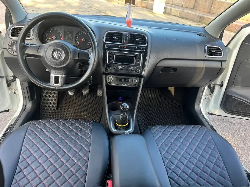 Продам volkswagen polo (фольксваген поло) 2014 г. в. 1.6 мт 187 тыс. пробег. автомобиль полностью обслужен вложений не требует, доедет хоть до луны) двигатель масло не ест и не дымит не троит, цепь не тарахтит, работает отлично! коробка все передачи включаются плавно. кузов оцинкован в отличном состоянии. гур, abs, airbag, климат контроль греет холодит, передние, задние стеклоподъемники, подогрев сидений, обогрев заднего стекла электрорегулировка зеркал с подогревом. резина хорошая зимняя стоит, летняя в подарок. для переоформления поеду с вами в мрео. остальные вопросы по телефону. цена 790 тысяч рублей торг реальному покупателю. г. горловка +79495625234 мобильный, telegram, whatsapp. звонить можно в любое время. - фотография - 6