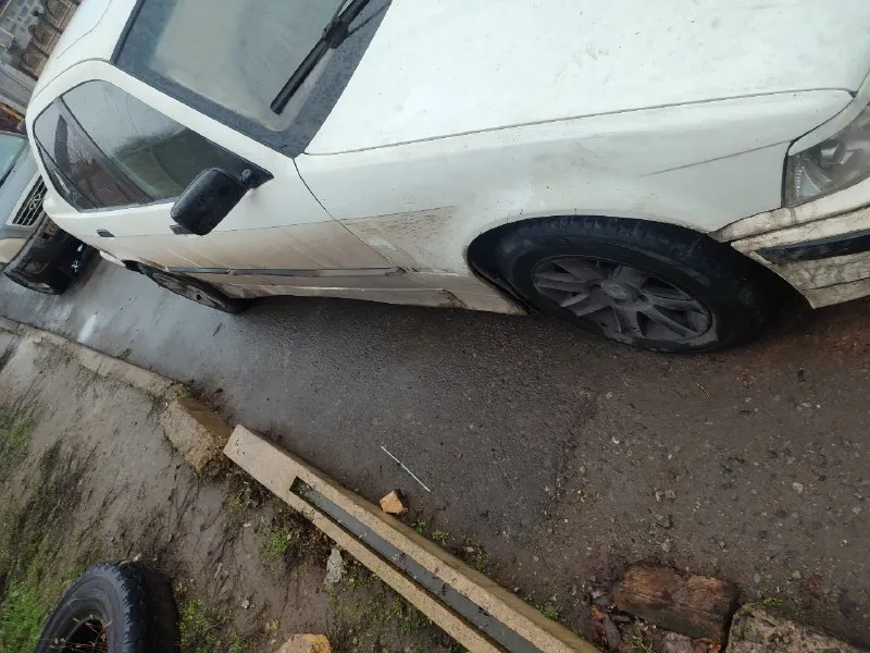 Продам bmw 316 на полном ходу, но руки приложить прийдется. двигатель 1.6 резина зема. 200 т. р. +79493968864 📞 звоните: +7(949)3968864 - фотография - 3