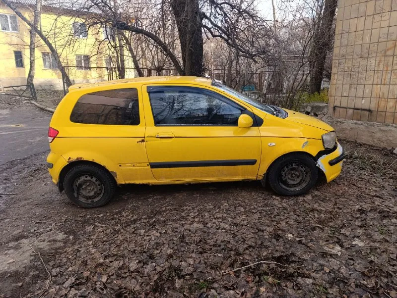 Hyundai getz 2003 г. в. – срочно, недорого! 1.3л. двигатель пробег 170к. после дтп, на фото думаю все видно, вырвана была еще рулевая тяга, погнут рычаг их заменил, + менялось до этого подрамник, топливный бак(+насос). коррозия по порогам и аркам (типичная для возраста). идеально под восстановление своими руками или на запчасти. подвеска и коробка в порядке. масло подъедает и дымит немного. цена: 130 000 руб. торг реальному покупателю у капота. звоните, покажу как есть, без сюрпризов. + отдам подкрылки и фару новую, резина тоже зимняя новая номер +79494636448 - фотография - 2