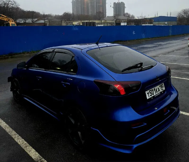 Lancer x sportback в идеальном состоянии как по кузову так и технически вложений не требует 2008 год, я 2й владелец двигатель 1.8 мкпп по списку, что делалось по машине: 1) полный перекрас в матовый цвет ( прибор по прежнему бьёт родной окрас) - красилась для себя и очень качественно диски красились в чёрный - суппорта в красный 2) добавлен тюнинг, фары, обвесы, тонировка вкруг зад 5%, перед 15% лоб 50% обзору не мешает, видно как днем так и ночью вместе с авто отдам спойлер, родные фары, родную магнитолу и новые запчасти для дальнейшего обслуживания 3) интерьер салона, подсветка салона, чехлы под заказ (сидения в идеале) магнитола, приборная панель, ручка кпп, чехол на кпп, коврики эво, ручник и т. д 4) сделан stage 1 (не влияет на износ двигателя) но существенно добавилась мощность, в данный момент 170 л. с на 1.8 моторе разгон 0-100 составляет 7 секунд обслужена от а до я, из недавнего: замена сцепления (15.000 назад) перебрал генератор (7000 назад) поменял расходники 📞 звоните: +7(949)8092489 - фотография - 5