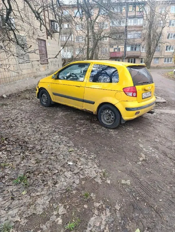 Hyundai getz 2003 г. в. – срочно, недорого! 1.3л. двигатель пробег 170к. после дтп, на фото думаю все видно, вырвана была еще рулевая тяга, погнут рычаг их заменил, + менялось до этого подрамник, топливный бак(+насос). коррозия по порогам и аркам (типичная для возраста). идеально под восстановление своими руками или на запчасти. подвеска и коробка в порядке. масло подъедает и дымит немного. цена: 130 000 руб. торг реальному покупателю у капота. звоните, покажу как есть, без сюрпризов. + отдам подкрылки и фару новую, резина тоже зимняя новая номер +79494636448 📞 звоните: +7(949)4636448 - фотография - 2