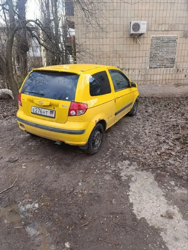 Hyundai getz 2003 г. в. – срочно, недорого! 1.3л. двигатель пробег 170к. после дтп, на фото думаю все видно, вырвана была еще рулевая тяга, погнут рычаг их заменил, + менялось до этого подрамник, топливный бак(+насос). коррозия по порогам и аркам (типичная для возраста). идеально под восстановление своими руками или на запчасти. подвеска и коробка в порядке. масло подъедает и дымит немного. цена: 130 000 руб. торг реальному покупателю у капота. звоните, покажу как есть, без сюрпризов. + отдам подкрылки и фару новую, резина тоже зимняя новая номер +79494636448 📞 звоните: +7(949)4636448 - фотография - 3