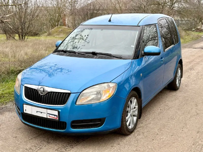 Цена 460т₽ продам skoda roomster 2007г двигатель 1.4 после переборки. новые маслосъемные колпачки, притерты клапана, кольца, сальники, ремни, ролики, сальники, помпа, сцепление с корзиной. новое масло и антифриз. новые колодки в круг, тормозные цилиндры, рулевые наконечники, внутренний шрус, ступичный подшипник, трос ручника. гнили, ржавчины нет, состояние кузова отличное. кондиционер работает отлично, абс. 4 стеклоподъемника с доводчиками, заводская магнитола с камерой заднего вида, центральный замок, сигнализация, 2 ключа, подогревы сидений. с авто отдам комплект шипованых зимних шин. документы чистые, любое переоформление цена 460.₽ торг у капота осмотр г. новоазовск т. +79493183670 т. +79493137598 т. +79524182463 📞 звоните: +7(949)3183670 - фотография - 2