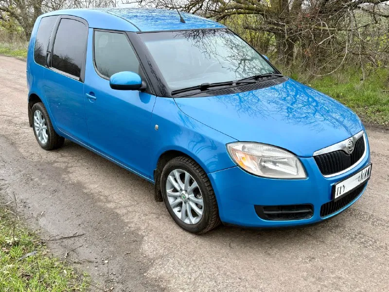 Цена 460т₽ продам skoda roomster 2007г двигатель 1.4 после переборки. новые маслосъемные колпачки, притерты клапана, кольца, сальники, ремни, ролики, сальники, помпа, сцепление с корзиной. новое масло и антифриз. новые колодки в круг, тормозные цилиндры, рулевые наконечники, внутренний шрус, ступичный подшипник, трос ручника. гнили, ржавчины нет, состояние кузова отличное. кондиционер работает отлично, абс. 4 стеклоподъемника с доводчиками, заводская магнитола с камерой заднего вида, центральный замок, сигнализация, 2 ключа, подогревы сидений. с авто отдам комплект шипованых зимних шин. документы чистые, любое переоформление цена 460.₽ торг у капота осмотр г. новоазовск т. +79493183670 т. +79493137598 т. +79524182463 📞 звоните: +7(949)3183670 - фотография - 4