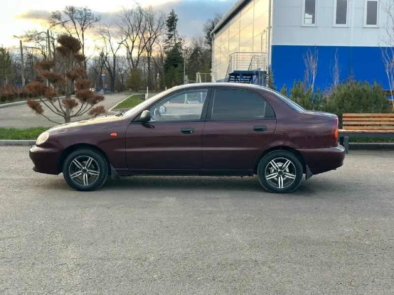 Продам: lanos 1.5 (zaz chance) год выпуска: 2011 ✅ пробег: 137.000 км (оригинальный) - автомобиль в хорошем состоянии, в дтп не участвовал, гаражное хранение. 1500км назад заменены: масло, фильтра, антифриз, свечи, колодки, грм ✅ кузов: на 80% в родном окрасе. стекла заводские. стаканы, пороги, дно - в отличном состоянии. - по ходовой части без нареканий. ручник работает! ✅ двигатель: 1.5л - не троит, масло не расходует. катализатор на месте❗ ✅ комплектация базовая: - музыка pioneer - 2 комплекта ключей - 2 комплекта колес ✅ документы: - автотека - зеленая 🍀 - птс оригинал (3 владельца), без штрафов и ограничений на регистрацию. - продажа с переоформлением в мрео❗ 📍г. донецк, калининский р-н. цена: 320.000 руб (торг у авто) 📞🇷🇺звоните: +7 (949) 412-35-77 дополнительные вопросы по тел. - фотография - 4