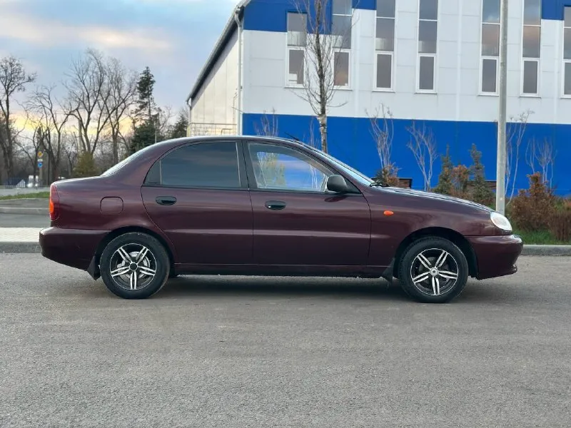 Продам: lanos 1.5 (zaz chance) год выпуска: 2011 ✅ пробег: 137.000 км (оригинальный) - автомобиль в хорошем состоянии, в дтп не участвовал, гаражное хранение. 1500км назад заменены: масло, фильтра, антифриз, свечи, колодки, грм ✅ кузов: на 80% в родном окрасе. стекла заводские. стаканы, пороги, дно - в отличном состоянии. - по ходовой части без нареканий. ручник работает! ✅ двигатель: 1.5л - не троит, масло не расходует. катализатор на месте❗ ✅ комплектация базовая: - музыка pioneer - 2 комплекта ключей - 2 комплекта колес ✅ документы: - автотека - зеленая 🍀 - птс оригинал (3 владельца), без штрафов и ограничений на регистрацию. - продажа с переоформлением в мрео❗ 📍г. донецк, калининский р-н. цена: 320.000 руб (торг у авто) 📞🇷🇺звоните: +7 (949) 412-35-77 дополнительные вопросы по тел. - фотография - 5
