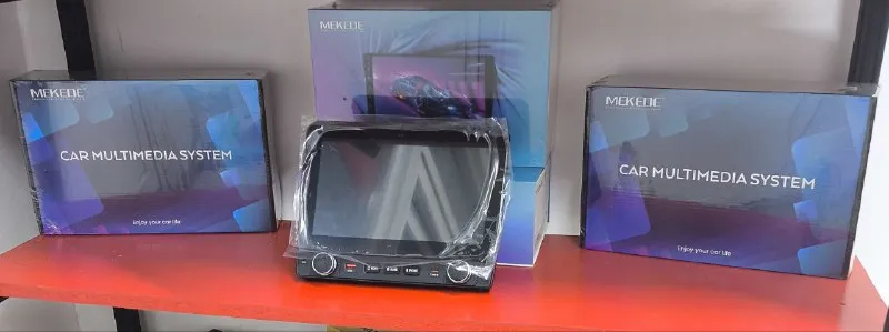 Продам все что на фото, магнитолы, динамики, лэд лампы, провода, усилители, подиумы 16" в карпете и... - фотография