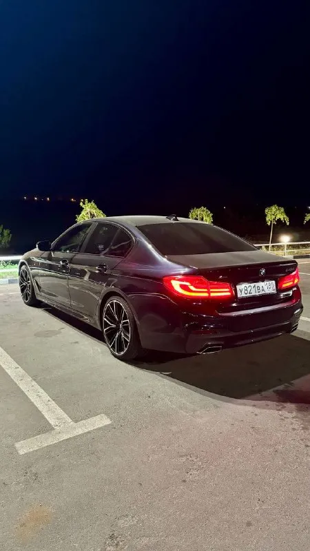 Продам bmw 540d xdrive (3 литра дизель 320л. с., полный привод), 2019 г. в. цена: 4,990,000₽ торг. пробег 98 тыс. км. во владении с июня 23 года, есть bmw air (данные машины в германии, пробег, комплектация). автомобиль целый, без дтп и окрасов, все стекла заводские. машина вся оклеена в бронепленку (shadow guard) и покрыта керамикой (krytex), также оклеены глянцевые элементы в салоне и монитор мультимедиа с приборной панелью. два комплекта оригинальных ковров. немного о комплектации: - адаптивные led фары - датчики мертвых зон - проекция на лобовое - 4-х зонный климат - подогрев/вентиляция, память передних сидений - подогрев задних сидений - ломающиеся спинки передних сидений - электропривод крышки багажника (+открытие взмахом ноги) - заводской м пакет - адаптивный круиз контроль, удержание в полосе - датчик дождя/света - парктроник 360 - камера заднего вида - заводской shadow line - тормоза м performance автомобиль обслужен, есть вся история моего владения. +79493509152 - фотография - 4