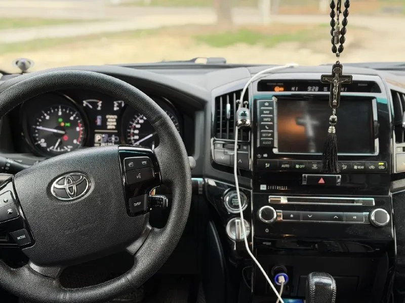 Land cruiser 200 2012 4.5 дизель 260 пробег 3 100 000 руб двигатель, коробка, пневмоподвеска работают без нареканий, отреставрирована рулевая рейка, новая резина, фаркоп, 7-ми местный, подогревы, обдувы сидений, собственник, оформление без проблем цена ниже рынка пока не продался интересующий автомобиль +79498202157 - фотография - 5