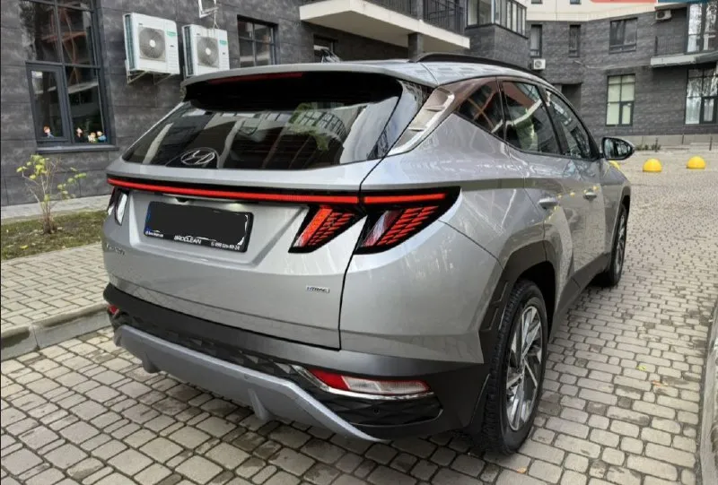 Продам hyundai tucson, 2021 г. пробег 97 тыс. официальное авто, первый владелец, без дтп и подкрасов, полный привод, максимальная led оптика, лед приборка, чёрный потолок, диски с новой зимней резиной michelin r18, ассистент удержания в полосе, распознавание дорожных знаков, слепые зоны, распознавание пешеходов и авто, car play, электробагажник и многое другое. установлен газ евро 4. машина на укр регистрации. ставится на рф учёт на 5 лет по прописке в новых регионах (днр, лнр, запорожская и херсонская область). всё вопросы по телефону. цена 2.7 млн. +79490203993 - фотография - 2