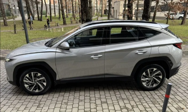 Продам hyundai tucson, 2021 г. пробег 97 тыс. официальное авто, первый владелец, без дтп и подкрасов, полный привод, максимальная led оптика, лед приборка, чёрный потолок, диски с новой зимней резиной michelin r18, ассистент удержания в полосе, распознавание дорожных знаков, слепые зоны, распознавание пешеходов и авто, car play, электробагажник и многое другое. установлен газ евро 4. машина на укр регистрации. ставится на рф учёт на 5 лет по прописке в новых регионах (днр, лнр, запорожская и херсонская область). всё вопросы по телефону. цена 2.7 млн. +79490203993 - фотография - 3