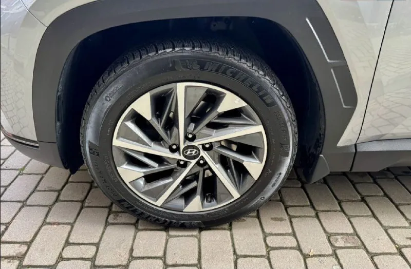 Продам hyundai tucson, 2021 г. пробег 97 тыс. официальное авто, первый владелец, без дтп и подкрасов, полный привод, максимальная led оптика, лед приборка, чёрный потолок, диски с новой зимней резиной michelin r18, ассистент удержания в полосе, распознавание дорожных знаков, слепые зоны, распознавание пешеходов и авто, car play, электробагажник и многое другое. установлен газ евро 4. машина на укр регистрации. ставится на рф учёт на 5 лет по прописке в новых регионах (днр, лнр, запорожская и херсонская область). всё вопросы по телефону. цена 2.7 млн. +79490203993 - фотография - 4