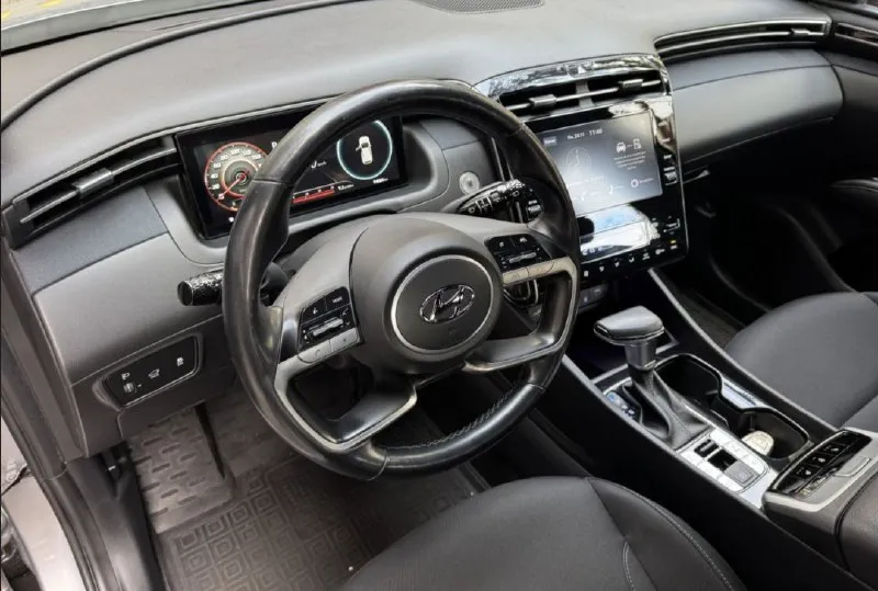 Продам hyundai tucson, 2021 г. пробег 97 тыс. официальное авто, первый владелец, без дтп и подкрасов, полный привод, максимальная led оптика, лед приборка, чёрный потолок, диски с новой зимней резиной michelin r18, ассистент удержания в полосе, распознавание дорожных знаков, слепые зоны, распознавание пешеходов и авто, car play, электробагажник и многое другое. установлен газ евро 4. машина на укр регистрации. ставится на рф учёт на 5 лет по прописке в новых регионах (днр, лнр, запорожская и херсонская область). всё вопросы по телефону. цена 2.7 млн. +79490203993 - фотография - 5