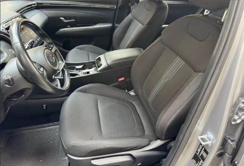 Продам hyundai tucson, 2021 г. пробег 97 тыс. официальное авто, первый владелец, без дтп и подкрасов, полный привод, максимальная led оптика, лед приборка, чёрный потолок, диски с новой зимней резиной michelin r18, ассистент удержания в полосе, распознавание дорожных знаков, слепые зоны, распознавание пешеходов и авто, car play, электробагажник и многое другое. установлен газ евро 4. машина на укр регистрации. ставится на рф учёт на 5 лет по прописке в новых регионах (днр, лнр, запорожская и херсонская область). всё вопросы по телефону. цена 2.7 млн. +79490203993 - фотография - 6