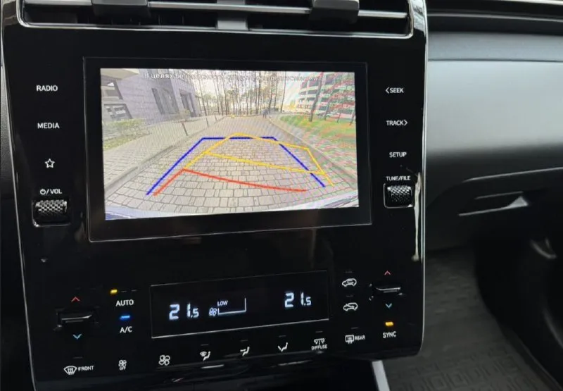 Продам hyundai tucson, 2021 г. пробег 97 тыс. официальное авто, первый владелец, без дтп и подкрасов, полный привод, максимальная led оптика, лед приборка, чёрный потолок, диски с новой зимней резиной michelin r18, ассистент удержания в полосе, распознавание дорожных знаков, слепые зоны, распознавание пешеходов и авто, car play, электробагажник и многое другое. установлен газ евро 4. машина на укр регистрации. ставится на рф учёт на 5 лет по прописке в новых регионах (днр, лнр, запорожская и херсонская область). всё вопросы по телефону. цена 2.7 млн. +79490203993 - фотография - 8