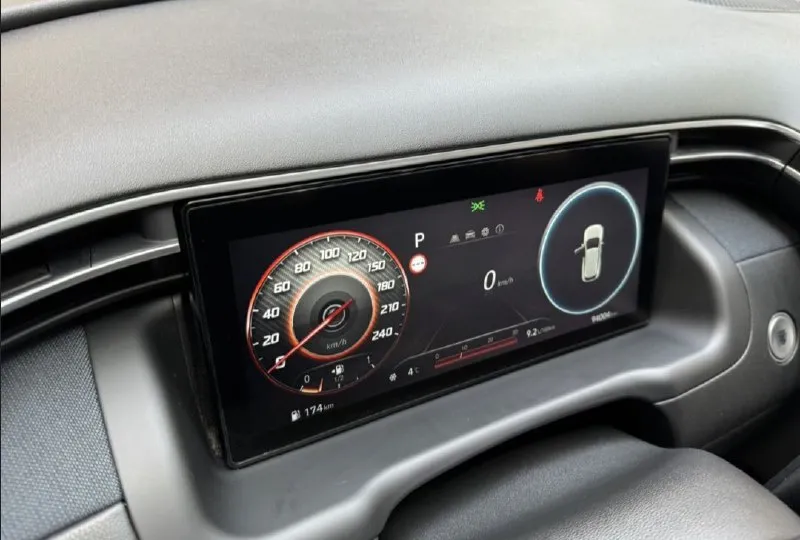 Продам hyundai tucson, 2021 г. пробег 97 тыс. официальное авто, первый владелец, без дтп и подкрасов, полный привод, максимальная led оптика, лед приборка, чёрный потолок, диски с новой зимней резиной michelin r18, ассистент удержания в полосе, распознавание дорожных знаков, слепые зоны, распознавание пешеходов и авто, car play, электробагажник и многое другое. установлен газ евро 4. машина на укр регистрации. ставится на рф учёт на 5 лет по прописке в новых регионах (днр, лнр, запорожская и херсонская область). всё вопросы по телефону. цена 2.7 млн. +79490203993 - фотография - 9